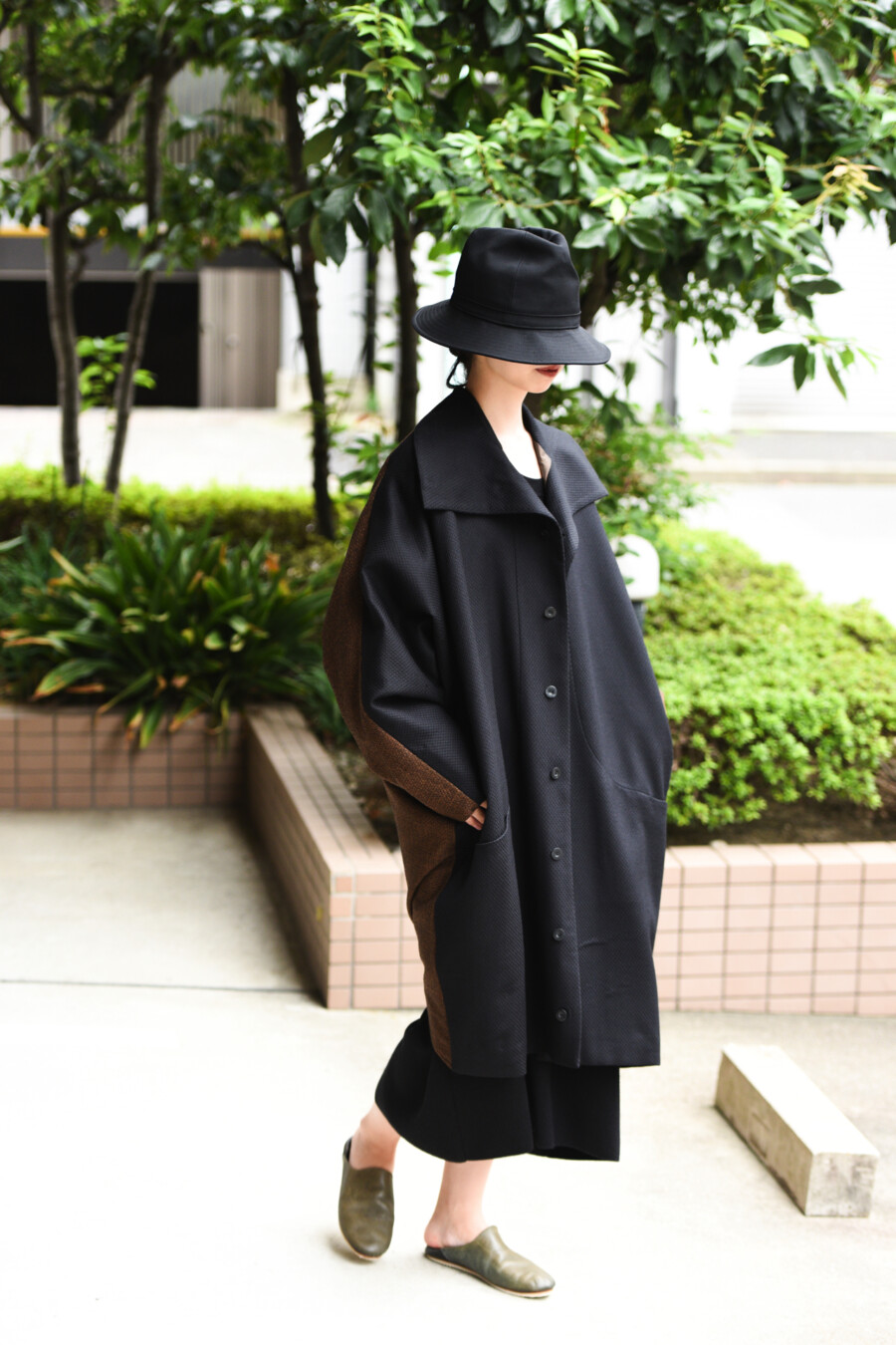 Ka na ta ice coat black×brown コート - ステンカラーコート